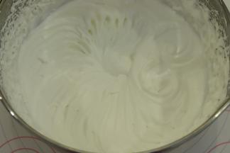 细砂糖一次性加入淡奶油内，打发至六成发，即抹面状态。