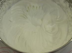 细砂糖一次性加入淡奶油内，打发至六成发，即抹面状态。