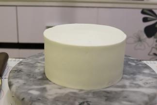 三次同样抹好奶油和草莓后，整个蛋糕抹上淡奶油，冰箱冷藏备用。