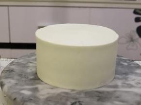 三次同样抹好奶油和草莓后，整个蛋糕抹上淡奶油，冰箱冷藏备用。