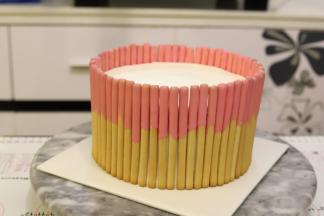 棒棒饼干条围在蛋糕的四周。