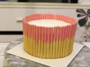 棒棒饼干条围在蛋糕的四周。