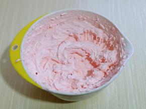 电动打蛋器打发即可，如图，黑巧克力隔水融化。(做汽车车窗用)