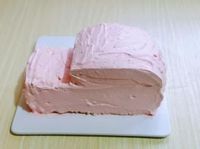 再把半圆部分抹上打发奶油。