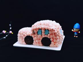 之后再把剩下的奶油，裱花袋装入5号裱花嘴，再装入打发的奶油，裱花即可，剩下了一点奶油，加了1滴蓝色食用色素，做了车窗。