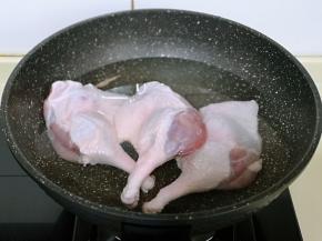 之后再焯水，冷水入锅，大火烧开煮2-3分钟。