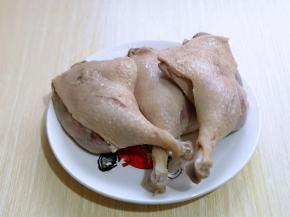 捞出用冷水冲洗干净，淋干水分，放入盘中备用。