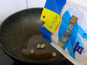 起油锅，加入冰糖小火融化。(记得小火呦) 冰糖具有润喉去燥、生津止渴的作用，还具有清心泻火、清热除烦，食用后可以使人感觉清爽舒适。