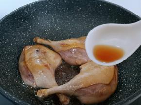 加入料酒去腥。