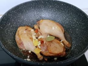 加入去皮切碎的姜蒜，八角，桂皮，香味，翻炒出香味。