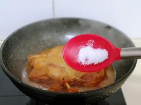 待鸭腿炖烂后。加入盐继续再炖10分钟。