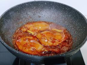 大火收汤，至汤汁浓稠时即可出锅。(汤汁不用收的很干，留一点点儿汤汁更好吃)