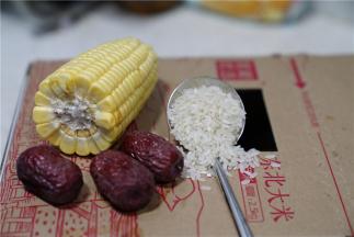 备好所用的胚芽米，红枣，玉米。