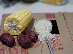 备好所用的胚芽米，红枣，玉米。