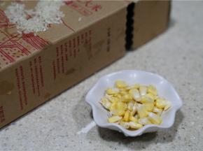 将玉米粒剥下来备用。