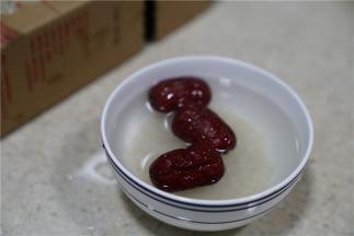 红枣及胚芽米泡洗好备用。