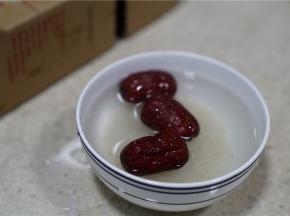 红枣及胚芽米泡洗好备用。