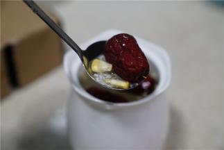 将剥洗好的所有食材均入炖盅里面。