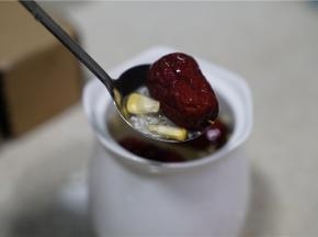 将剥洗好的所有食材均入炖盅里面。