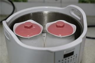 然后将炖盅上盖放至电炖锅里。