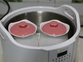 然后将炖盅上盖放至电炖锅里。