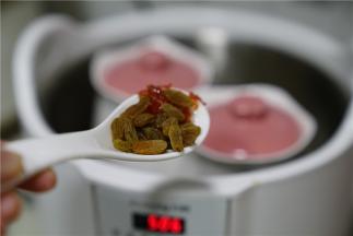 选择煲煮模式将粥煮好，然后加入葡萄干及桂花糖调个味就可以。