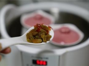 选择煲煮模式将粥煮好，然后加入葡萄干及桂花糖调个味就可以。