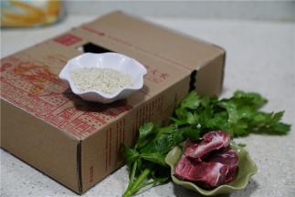 备胚芽米1把，排骨三块，芹菜适量。（这是一人份，我用炖盅来煲粥）