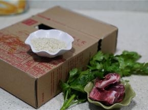 备胚芽米1把，排骨三块，芹菜适量。（这是一人份，我用炖盅来煲粥）