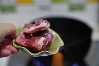 提前将排骨先用清水焯洗好备用。