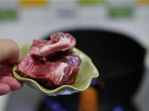 提前将排骨先用清水焯洗好备用。