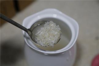 胚芽米用适量的清水泡洗一下备用。
