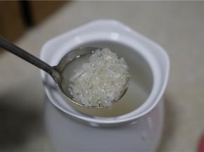 胚芽米用适量的清水泡洗一下备用。