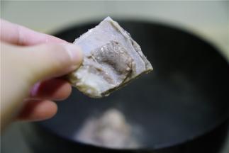 如图就是焯洗好的排骨，这样子的状态就可以用来煲粥。