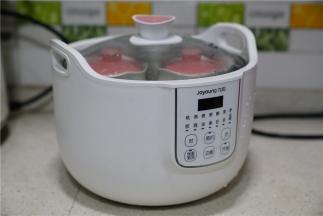 然后入炖锅里面，选择煲粥模式进行烹煮。
