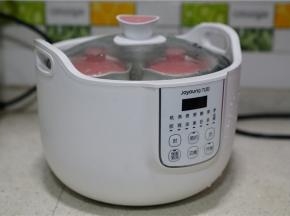 然后入炖锅里面，选择煲粥模式进行烹煮。