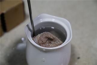 将洗好的胚芽米与焯好的排骨配在一起，并加入八分满的清水。