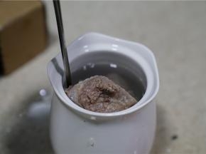 将洗好的胚芽米与焯好的排骨配在一起，并加入八分满的清水。