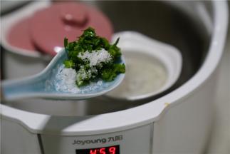 煮好之后加入适量的芹菜末及细盐调个味就可以。