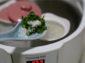 煮好之后加入适量的芹菜末及细盐调个味就可以。