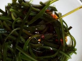 放入芝麻油