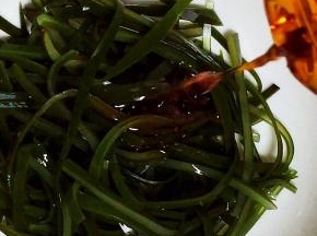 放入辣椒油