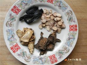 准备好当归、川芎、白芍、熟地，稍微冲洗一下。