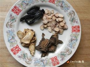 准备好当归、川芎、白芍、熟地，稍微冲洗一下。