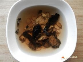 将药材泡发（泡半小时以上）。