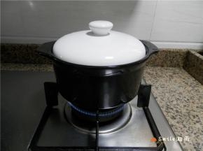 大火烧开，然后用小火煎煮到只剩一碗水（约需25分钟）。