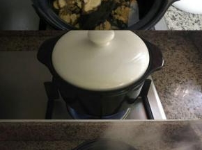 翻渣煮(一付药要熬两次,以便充分发挥药材药性)，即：往剩下的药材中再加3碗水（不要再加黄酒了），盖上盖子，煮沸后调小火再煮直到只剩一碗水（约需20分钟）。