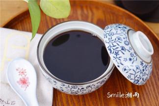 将药汁分成两份，早、晚空腹饮用，春、秋、冬季最好热服（饭前一小时喝效果最好），为改进口感和气味，可加上红枣和枸杞，可放蜂蜜调味。