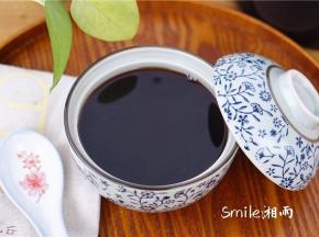 将药汁分成两份，早、晚空腹饮用，春、秋、冬季最好热服（饭前一小时喝效果最好），为改进口感和气味，可加上红枣和枸杞，可放蜂蜜调味。