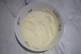 首先第一部分玉米饺子粉与面粉混合均匀